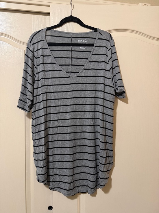 torrid Tops - torrid Gray & Black Striped V-Neck Tee size 3